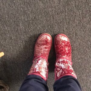 Reversible sequin UGGs